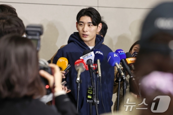 샌프란시스코 이정후가 13일 인천국제공항을 통해 미국으로 출국하기 전 인터뷰를 하고 있다. /사진=뉴스1 제공