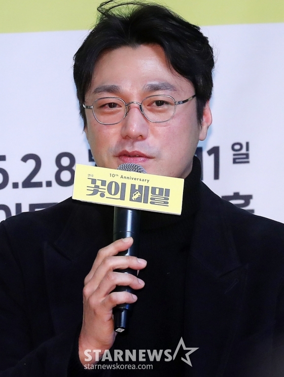 배우 최영준이 15일 오후 서울 종로구 동숭동 예술가의 집에서 진행된 연극 '꽃의 비밀' 제작발표회에 참석해 인사말을 하고 있다.  '꽃의 비밀'은 축구에 빠져 집안일을 소홀히 하던 가부장적인 남편들이 하루아침에 사라지며 벌어지는 이야기를 그린 유쾌한 코미디극이다. 오는 2월 8일부터 5월 11일까지 링크아트센터 벅스홀에서 공연된다. 2025.01.15 /사진=김창현 chmt@