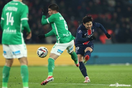 이강인(오른쪽)이 지난 13일(한국시간) 프랑스 파리의 파르크 데 프린스에서 열린 PSG 대 생테티엔의 2024~2025시즌 프랑스 리그1 17라운드에서 왼발 슈팅을 시도하고 있다. /AFPBBNews=뉴스1