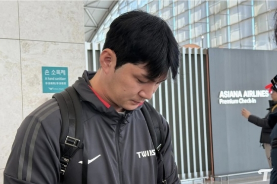 LG 오지환이 15일 인천국제공항을 통해 선발대의 일원으로 미국으로 출국했다. 출국 전 팬들에게 사인을 해주는 모습. /사진=LG 트윈스 구단 공식 SNS 갈무리