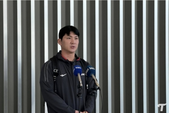 LG 오지환이 15일 인천국제공항을 통해 선발대의 일원으로 미국으로 출국했다. 출국 전 방송 인터뷰에 나선 모습. /사진=LG 트윈스 구단 공식 SNS 갈무리