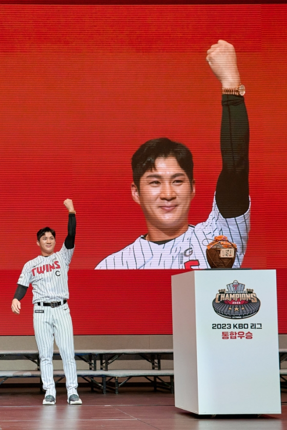 LG 오지환이 2023년 한국시리즈 축승회에서 구광모 회장으로부터 건네받은 롤렉스 시계를 차고 포즈를 취하고 있다. /사진=LG 트윈스 제공