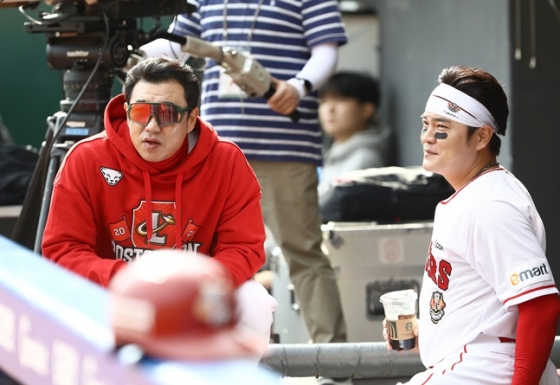 2023년 SSG 시절 김강민(왼쪽)과 추신수. /사진=SSG 랜더스 제공