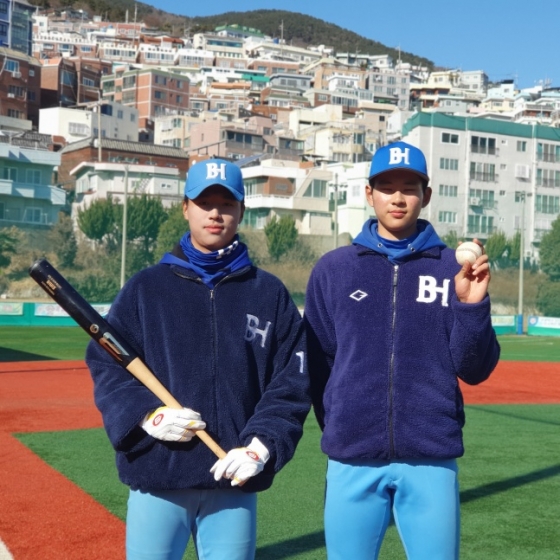 부산고 3학년 안지원(왼쪽)과 2학년 하현승. /사진=김동윤 기자