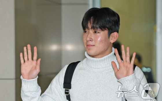 양민혁이 16일 오전 인천국제공항 제2터미널을 통해 영국 런던으로 출국하고 있다. /사진=뉴스1 제공