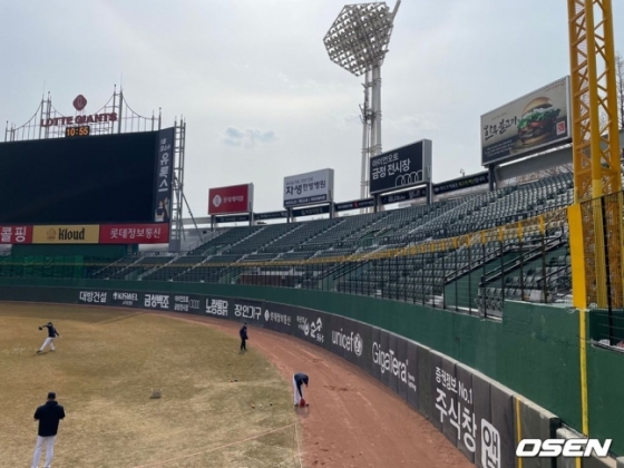 2022년 바뀐 부산 사직야구장의 외야 담장.