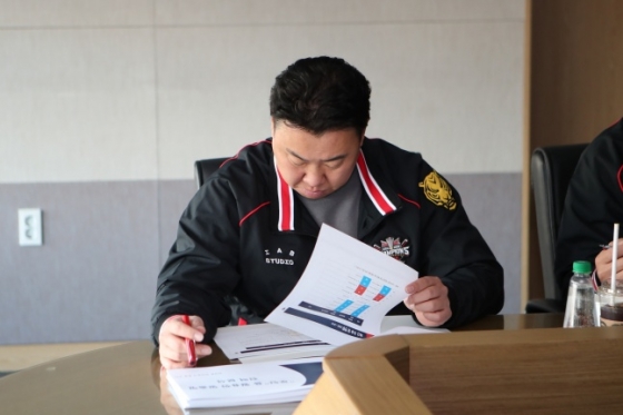 KIA 이범호 감독이 16일 코칭스태프 전략 세미나에서 자료를 살피고 있다. /사진=KIA 타이거즈 제공