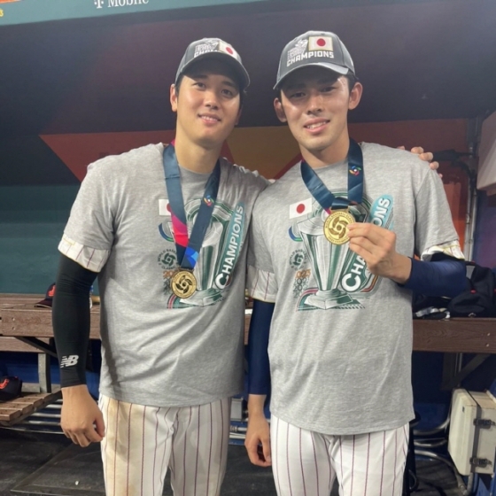 사사키(오른쪽)와 오타니가 2023년 WBC 우승 후 금메달을 목에 걸고 기념 촬영을 하고 있다. /사진=사사키 로키 SNS 갈무리