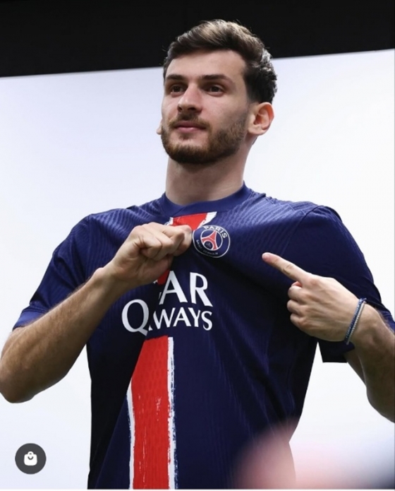 PSG 유니폼을 입은 흐비차 크바라츠헬리아. /사진=PSG 공식 SNS