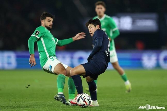 이강인(오른쪽)이 지난 13일(한국시간) 프랑스 파리의 파르크 데 프린스에서 열린 PSG 대 생테티엔의 2024~2025시즌 프랑스 리그1 17라운드에서 왼발 드리블을 시도하고 있다. /AFPBBNews=뉴스1