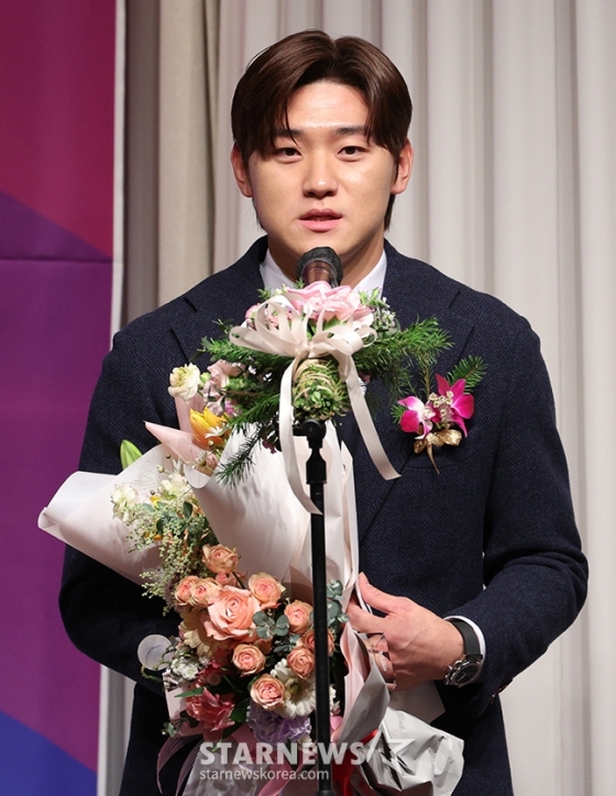 2024 뉴트리디데이 일구상 시상식이 10일 서울강남구 리베라 호텔에서 열렸다. 김도영(KIA)이 최고타자상 수상 후 소감을 밝히고 있다. /사진=김진경 대기자