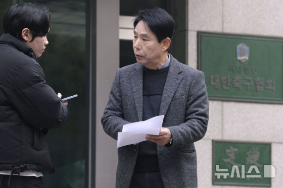 신문선 교수(오른쪽)가 취재진의 질문에 답하고 있다. /사진=뉴시스