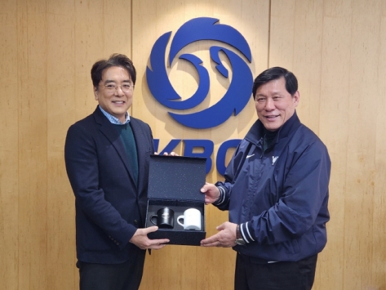 허구연 KBO 총재(오른쪽)와 김승우 한국리틀야구연맹 신임 회장이 22일 만남을 가졌다. /사진=KBO 제공