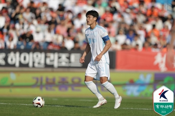 경기에 집중하는 김기희. /사진=한국프로축구연맹 제공