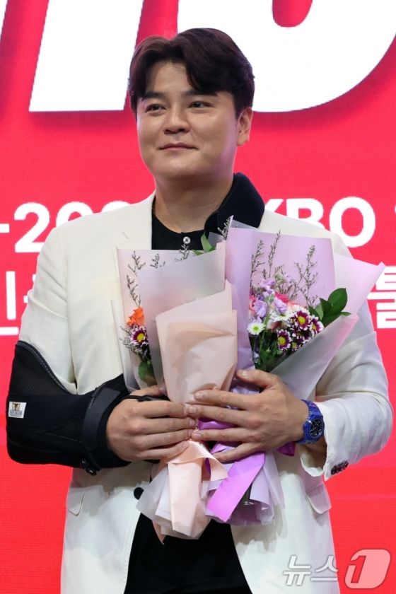 추신수가 지난해 11월 은퇴 기자회견에서 꽃다발을 안고 사진을 찍고 있다./사진=뉴스1