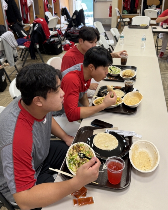 추신수가 준비한 멕시칸 음식을 즐기고 있는 SSG 이정범(아래부터), 박지환, 정준재. /사진=SSG 랜더스 제공