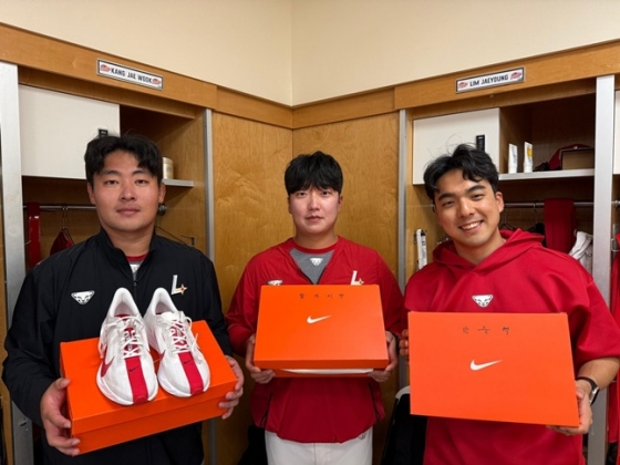 추신수의 신발 선물을 받고 기념촬영을 하는 SSG 스태프들. /사진=SSG 랜더스 제공