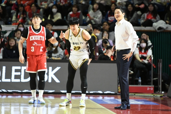 전성현(가운데)이 경기 중 아쉬운 표정을 짓고 있다. /사진=KBL 제공