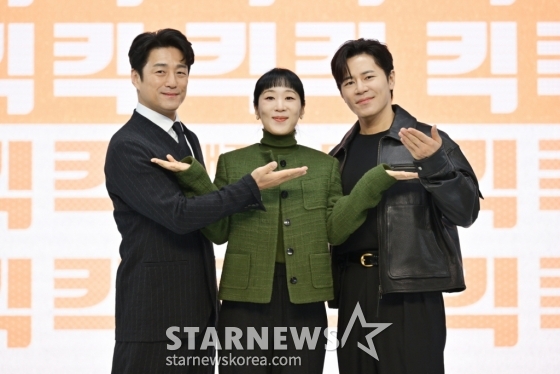 배우 지진희, 백지원, 이규형이 5일 오전 온라인으로 진행된 KBS 2TV 수목드라마 '킥킥킥킥' 제작발표회에 참석해 포즈를 취하고 있다.  '킥킥킥킥'은 천만배우 지진희(지진희 분)와 한때 스타PD 조영식PD(이규형 분)가 콘텐츠 제작사를 설립하고 구독자 300만을 향해 달려가는 오피스 코미디 드라마다. / 사진제공=KBS /사진=김창현 chmt@