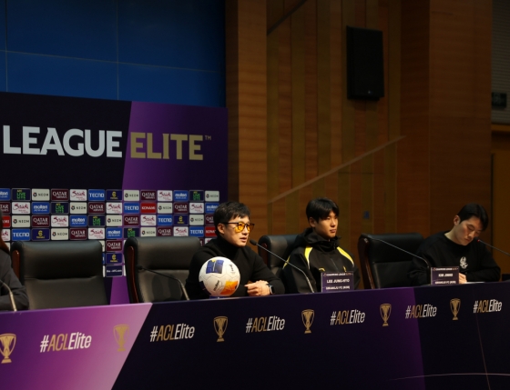 이정효(가운데) 감독. /사진=광주FC 제공