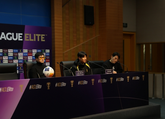 이정효(왼쪽) 광주FC 감독과 김진호(가운데). /사진=광주FC 제공