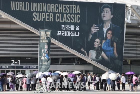 (서울=뉴스1) 김진환 기자 = '음주 뺑소니' 혐의로 구속영장이 신청된 가수 김호중이 오는 23~24일 양일 간 예정된 콘서트를 강행하기로 한 가운데 23일 공연장인 서울 송파구 올림픽공원 KSPO돔(체조경기장) 현장 판매 및 예매티켓 수령 부스 앞으로 시민들이 오픈을 기다리고 있다.   한편, '음주 뺑소니' 혐의를 받고 있는 김호중은 24일 특정범죄가중처벌법상 위험운전치상, 도주치상 혐의로 구속 전 피의자 심문(영장실질심사)를 받는다. 2024.5.23/뉴스1  Copyright (C) 뉴스1. All rights reserved. 무단 전재 및 재배포,  AI학습 이용 금지. /사진=(서울=뉴스1) 김진환 기자