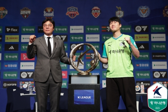황선홍(왼쪽) 감독과 이창근. /사진=한국프로축구연맹 제공