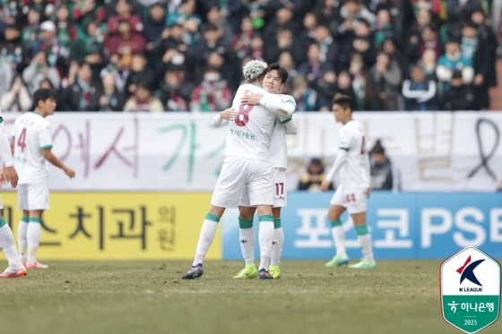 밥신(8번)과 최건주(17번)이 대전하나티시즌의 득점 후 포옹하고 있다. /사진=한국프로축구연맹 제공