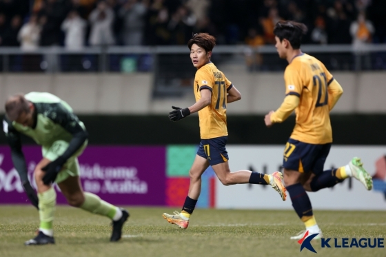 오후성(가운데)이 18일 광주월드컵경기장에서 열린 광주FC 대 부리람 유나이티드의 '2024~2025시즌 아시아축구연맹(AFC) 챔피언스리그 엘리트(ACLE)' 리그 스테이지 8차전에서 경기에 집중하고 있다. /사진=한국프로축구연맹 제공