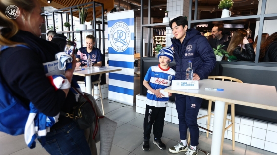 아이 팬과 사진을 찍고 있는 양민혁(오른쪽) /사진=QPR 공식 SNS
