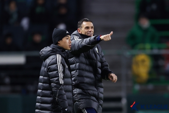 거스 포옛(오른쪽) 전북 현대 감독이 손가락으로 선수를 가리키고 있다. /사진=한국프로축구연맹 제공 