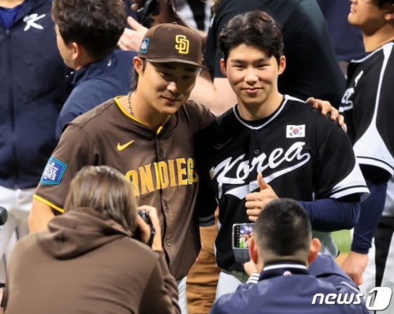 지난 2024년 3월 샌디에이고 소속이었던 김하성(왼쪽)과 김혜성(오른쪽)이 기념 촬영을 하고 있다. /사진=뉴스1