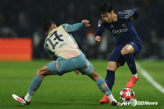 이강인(오른쪽)이 23일 오전 5시(한국시간) 프랑스 파리의 파르크 데 프랭스에서 열린 PSG 대 맨시티의 '2024~2025시즌 유럽축구연맹(UEFA) 챔피언스리그(UCL)' 리그 페이즈 7차전에서 드리블 돌파를 시도하고 있다. /AFPBBNews=뉴스1