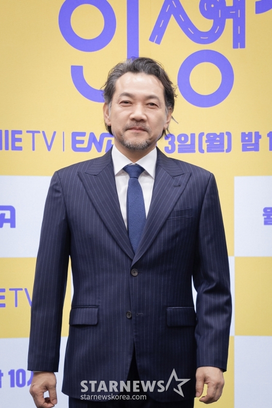 배우 정진영이 25일 오후 온라인으로 진행된 지니 TV 오리지널 드라마 '라이딩 인생' 제작발표회에 참석해 포즈를 취하고 있다.  '라이딩 인생'은 딸의 '7세 고시'를 앞둔 열혈 워킹맘 정은이 엄마 지아에게 학원 라이딩을 맡기며 벌어지는 3대 모녀의 '애'태우는 대치동 라이프를 그린 드라마다. 내달 3일 공개. / 사진제공= 지니TV /사진=김창현 chmt@