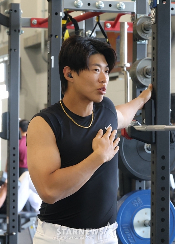 키움 히어로즈 선수단이 15일(한국시간) 미국 애리조나주 메사 애슬레틱 그라운드에서 스프링캠프를 진행했다. 송성문이 웨이트 트레이닝을 하고 있다. /사진=김진경 대기자