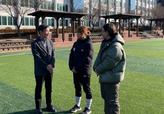 현장을 돌며 선거운동을 펼친 정몽규 후보(왼쪽). /사진=정몽규 후보 측 제공