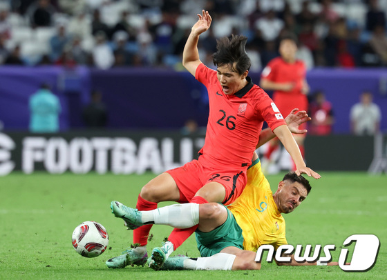 2023 카타르 아시안컵 호주와 경기 중 돌파 시도하는 양현준(왼쪽). /사진제공=뉴스1