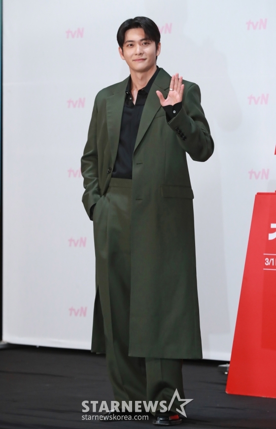 배우 강태오가 27일 오후 서울 신도림 라마다 호텔에서 진행된 tvN 새 토일드라마 '감자연구소' 제작발표회에 참석해 포즈를 취하고 있다.  감자에 울고 웃는 감자 연구소, 감자가 전부인 미경의 인생에 나타난 차가운 원칙주의자 백호. 뱅글뱅글 회오리 감자처럼 휘몰아치는 힐링 코믹로맨스 '감자연구소'는 3월 1일 첫 방송된다. /2025.02.27 /사진=이동훈 photoguy@