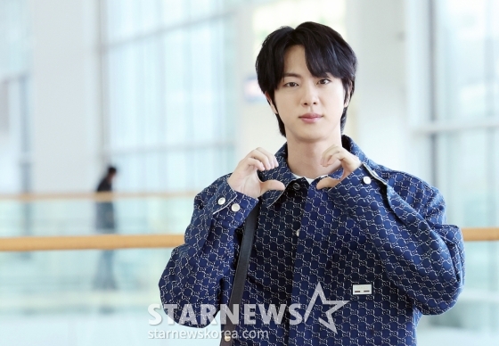 (인천공항=뉴스1) 이동해 기자 = 방탄소년단(BTS) 진이 밀라노 패션위크 참석 차 23일 인천국제공항 제2여객터미널을 통해 이탈리아로 출국하고 있다. 2025.2.23/뉴스1  Copyright (C) 뉴스1. All rights reserved. 무단 전재 및 재배포,  AI학습 이용 금지. /사진=(인천공항=뉴스1) 이동해 기자