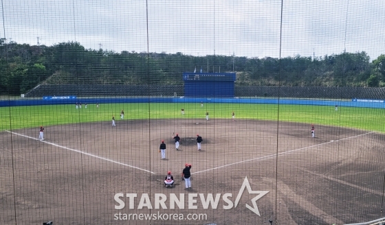 2일 일본 오키나와 온나손에 위치한 아카마 볼파크에서 KIA 타이거즈 선수들이 몸을 풀고 있다. /사진=김우종 기자