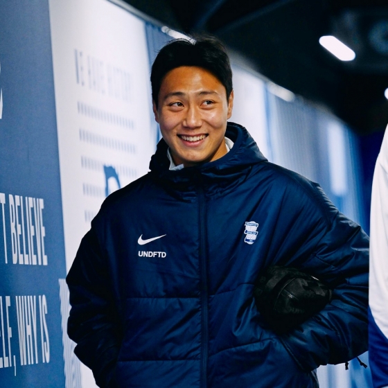 백승호가 1일(한국시간) 영국 버밍엄의 세인트 앤드류스 나이트헤드 파크에서 열린 2024~2025시즌 리그원 34라운드 위컴비 원더러스와 경기 전 경기장에 도착해 미소짓고 있다. /사진=버밍엄 시티 공식 사회관계망서비스(SNS)