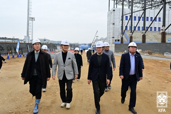 왼쪽부터 천안시 국회의원 이재관 의원. 박상돈 천안시장, 대한축구협회 정몽규 회장.  /사진=대한축구협회 제공