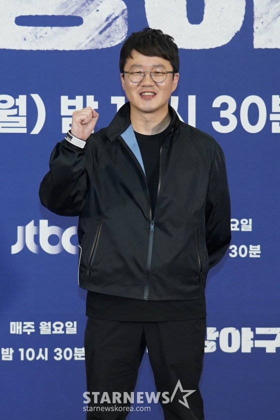 장시원 PD가 30일 오후 온라인 생중계로 진행된 JTBC 새 예능 '최강야구' 제작발표회에 참석해 포즈를 취하고 있다.  프로야구팀에 대적할만한 11번째 구단을 결성한다는 포부를 갖고 전국의 야구 강팀과 대결을 펼치는 야구 리얼리티 프로그램 '최강야구'는 6월 6일 첫 방송된다. /사진제공=JTBC 2022.05.30