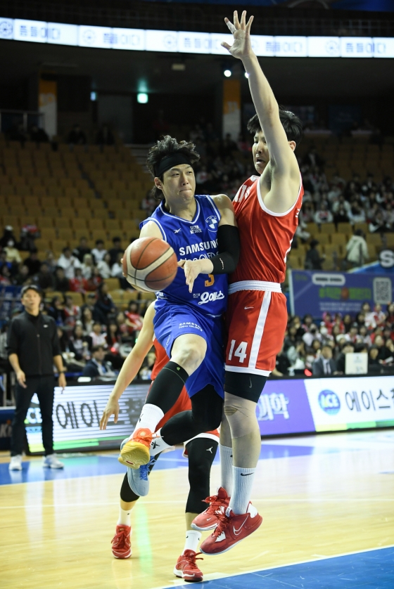 이정현(왼쪽)이 슛을 시도하고 있다. /사진=KBL 제공