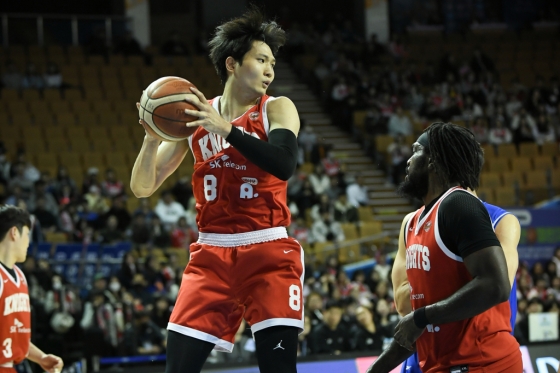 리바운드하는 안영준(가운데). /사진=KBL 제공