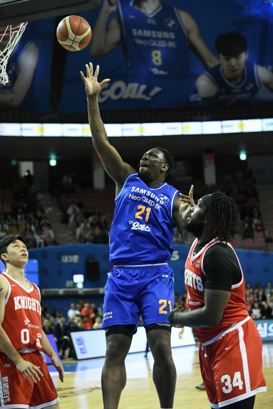 코피 코번(가운데)이 리바운드를 시도하고 있다. /사진=KBL 제공
