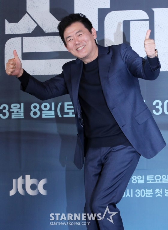 배우 성동일이 6일 오후 서울 구로구 신도림 라마다호텔에서 진행된 JTBC 토일드라마 '협상의 기술' 제작발표회에 참석해 포즈를 취하고 있다.  '협상의 기술'은 전설의 협상가로 불리는 대기업의 M&A 전문가와 그 팀의 활약상을 그리는 드라마. 오는 8일 첫 방송. 2025.03.06 /사진=김창현 chmt@