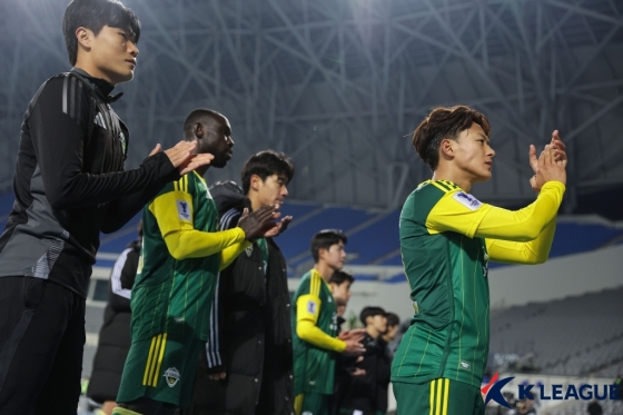 경기가 끝난 뒤 관중에게 인사하는 이승우(오른쪽). /사진=한국프로축구연맹 제공
