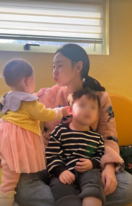 김수민 아나운서와 그의 아들, 딸/사진=김수민 SNS