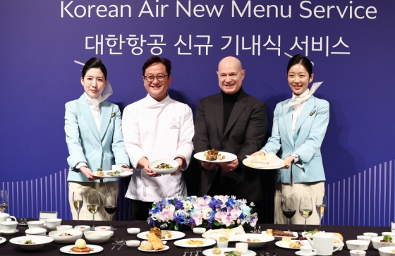 11일 인천 중구 그랜드 하얏트 인천에서 열린 ‘대한항공 신규 기내식 발표회’에서 데이비드 페이시 기내식기판 및 라운지 부문 부사장, 김세경 쉐프, 승무원들이 신규 기내식을 소개하고 있다. /사진제공=뉴스1